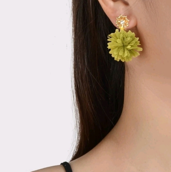 💖 2/$30 Boho Gold Rhinestone Lime green flower statement drop cute earrings - Picture 1 of 5